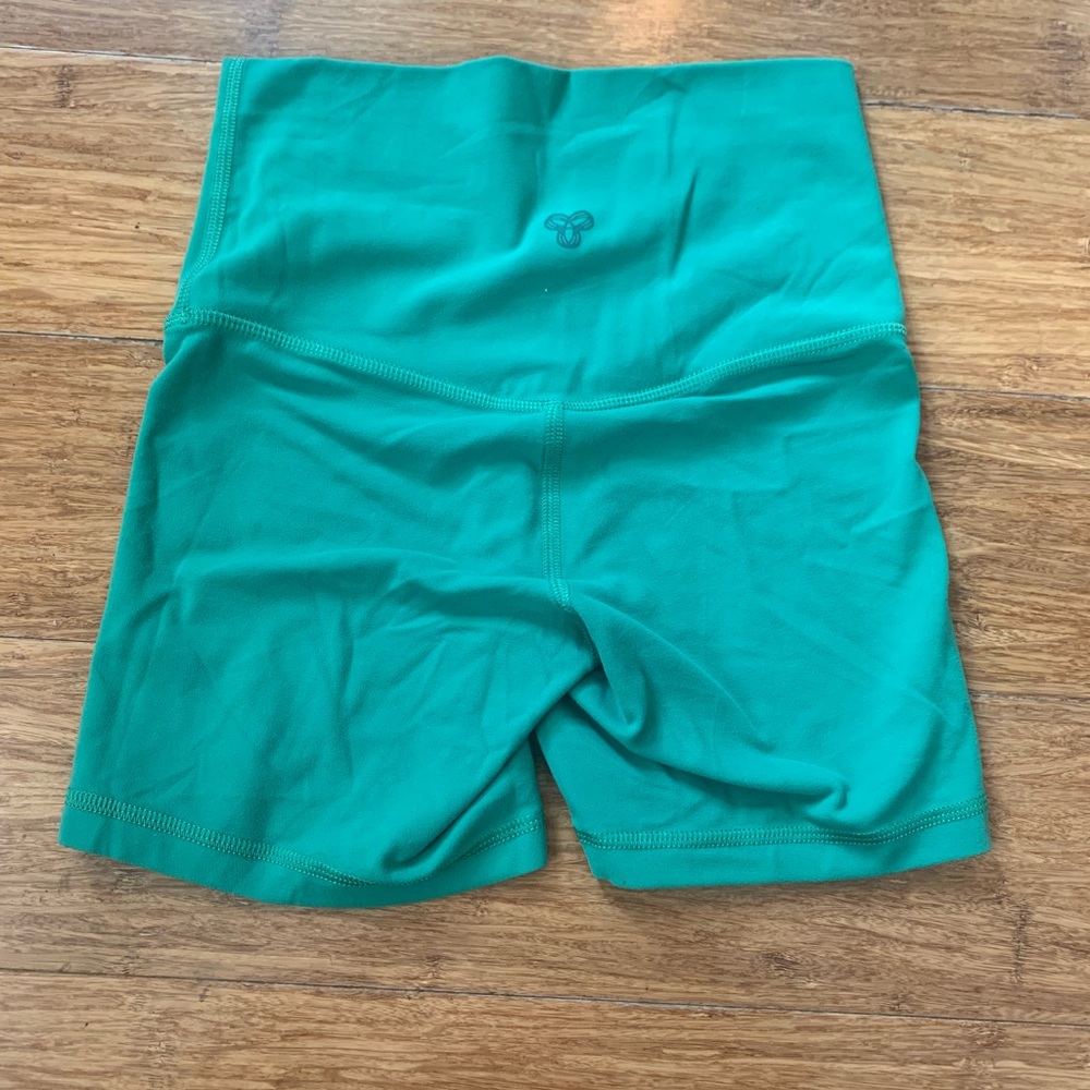 TNA butter biker shorts 5” nature green, never worn. Purchased the wrong size
